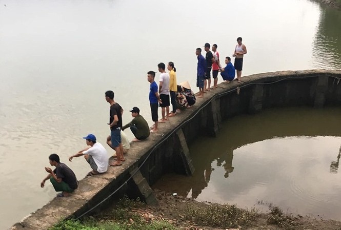 Tìm thấy thi thể hai bà cháu bị lật thuyền mất tích trên sông Khu vực thuyền lật khiến hai bà cháu mất tích. Ảnh: C.M