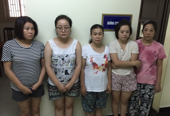 13 đối tượng làm giả 100 bộ hồ sơ để vay 1,7 tỷ trên ứng dụng online Nhóm đối tượng trong đường dây làm giấy tờ giả bị bắt giữ. Ảnh: Cơ quan công an cung cấp.