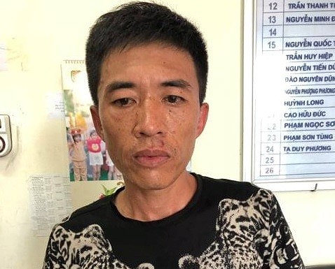 Lộ nguyên nhân gã đàn ông khống chế bạn gái, nổ súng bắn gục cảnh sát? Đối tượng Dũng tại cơ quan công an.