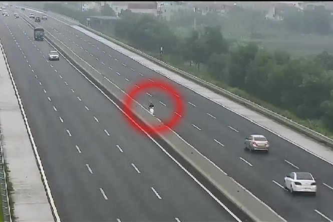 Phạt 750 nghìn đồng, tước giấy phép lái xe 2 tháng nam thanh niên đi vào cao tốc Hình ảnh cắt từ video.