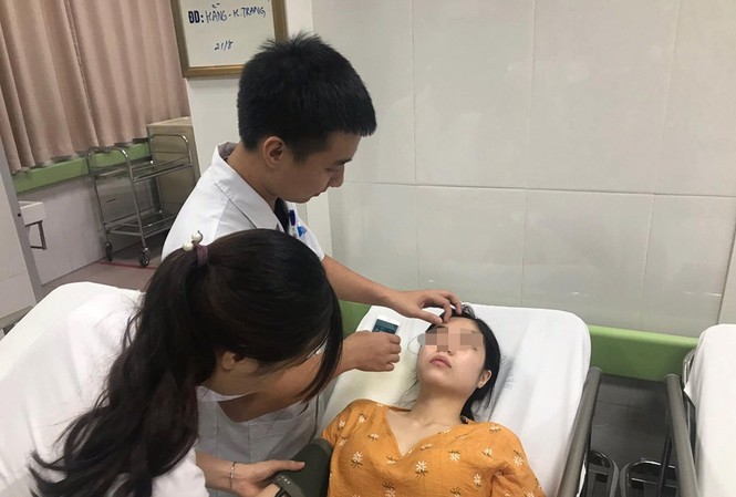 Chồng võ sư 'tung cước' đánh vợ dã man: Người nhà nạn nhân bị đe dọa? Chị L. được khám và điều trị tại bệnh viện.