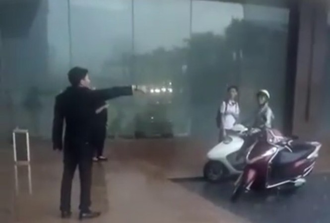 Nhân viên Grand Plaza đuổi 2 mẹ con đang trú mưa bão: Quản lý lên tiếng Hình ảnh cắt từ video.