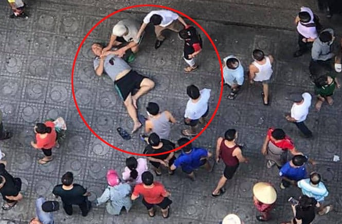 Nghi hộp bưu kiện phát nổ khiến nhiều người bị thương tại chung cư Linh Đàm? Hiện trường nơi được cho là phát ra tiếng nổ khiến nhiều người bị thương.