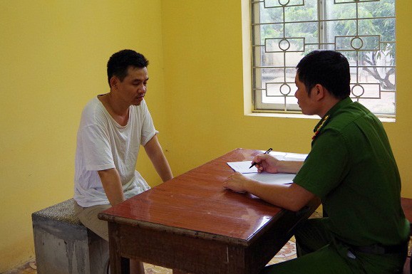 Cụ ông gần 90 tuổi bị sát hại, phi tang thi thể xuống bể nước nhà hàng xóm Đối tượng Mạnh tại cơ quan công an. Ảnh: Công an Hưng Yên.
