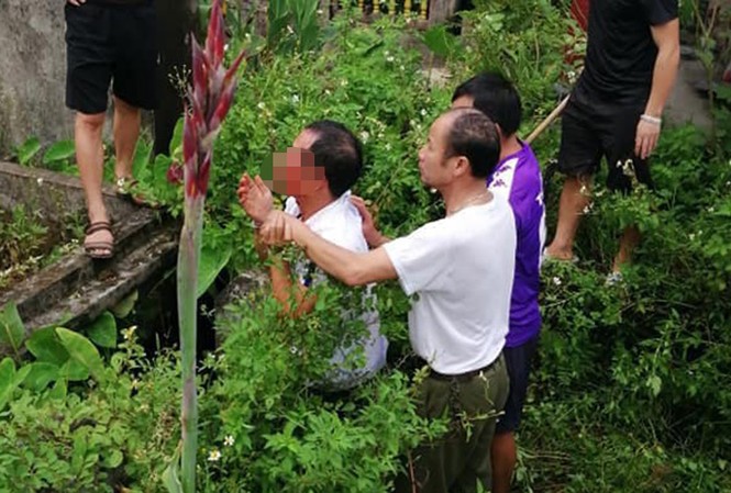 Dân vây bắt người đàn ông nghi 'bắt cóc trẻ em' ở Hà Nội Hình ảnh người đàn ông bị dân bắt giữ.