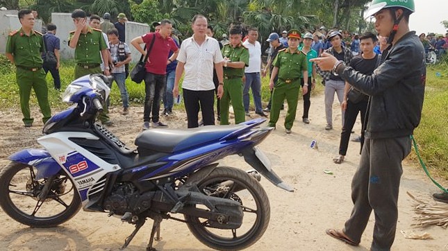 Vụ nam sinh chạy Grab bị giết: 2 đối tượng thừa nhận lên kế hoạch cướp tài sản Hai đối tượng thực nghiệm lại hiện trường.