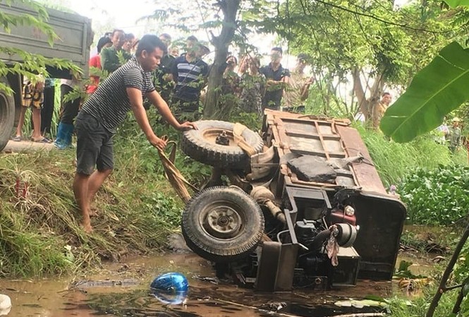 Công nông lật đè chết 2 người dưới mương nước Hiện trường vụ tai nạn thương tâm.