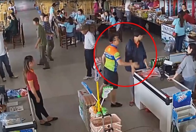 Nhân viên trạm dừng nghỉ bị đánh vì nhắc nhở cháu bé bóc gói xúc xích Hình ảnh cắt từ video.