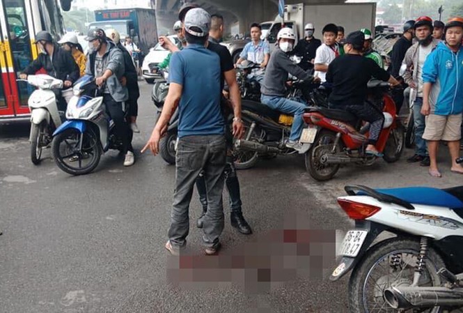 Nam thanh niên truy sát hai cô gái, chém gục một người ở cầu Dậu Hiện trường vụ việc.