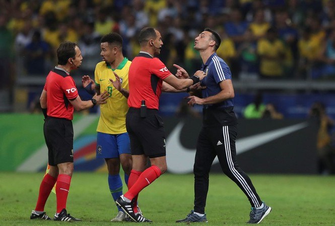 Thua đau Brazil, HLV Argentina trút giận lên... trọng tài HLV Lionel Scaloni tranh cãi với trọng tài