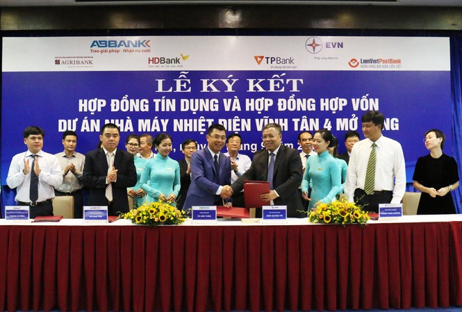 5 ngân hàng rót vốn vay 5.400 tỷ cho nhiệt điện Vĩnh Tân 4 mở rộng Đại diện ABBANK , EVN và các NHTM rót vốn tài trợ tại lễ ký kết.