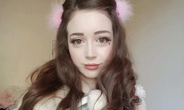 Thiếu nữ xinh đẹp như búp bê khó tìm người yêu Hannah với khuôn mặt đẹp như búp bê. Ảnh: Mirror.