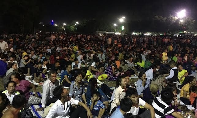Chen chân xem bắn pháo hoa đêm hội xuân Để có chỗ xem hội, hàng ngàn người dân từ chiều đã có mặt tại khu vực tổ chức để đợi.