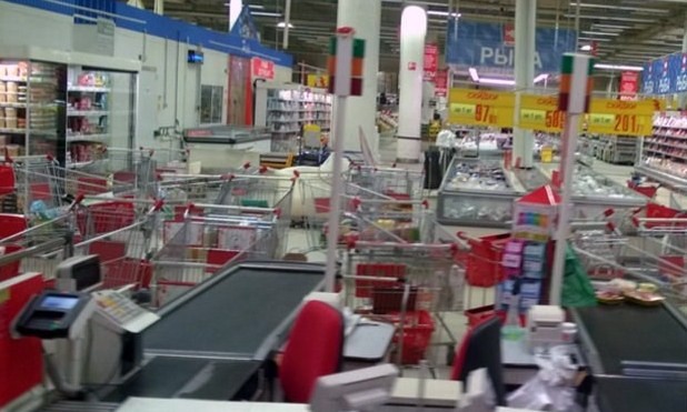 Nga: Đe dọa đánh bom tại Moskva, hàng loạt siêu thị lớn phải sơ tán Các xe đẩy hàng trong một siêu thị ở Moskva nằm ngổn ngang sau khi người dân được lệnh sơ tán. (Nguồn: Instagram).