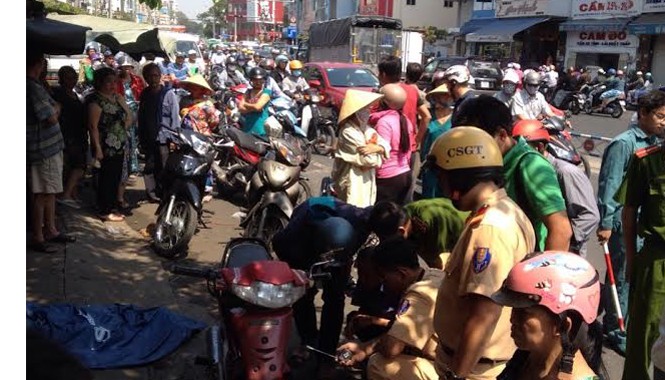 Đang chạy xe máy, người đàn ông ngã xuống đường tử vong Hiện trường vụ việc.