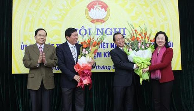 Hà Nội có Chủ tịch Ủy ban MTTQ thành phố mới Ông Vũ Hồng Khanh (thứ ba bên trái) giữ chức Chủ tịch Ủy ban MTTQ thành phố Hà Nội. Ảnh Nhã Phương