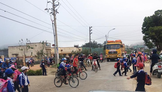 Siết chặt đưa đón học sinh để ngăn ngừa dụ dỗ, bắt cóc Giờ tan trường của HS một trường tiểu học ở Đà Lạt.