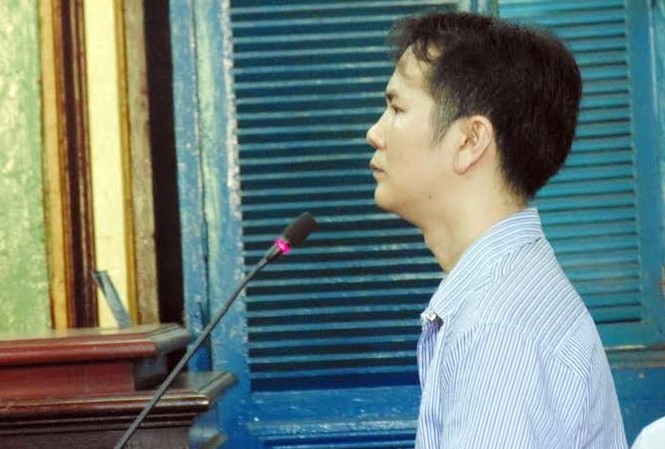 Mới ra tù tội cướp giật lại bị bắt vì tàng trữ ma túy Lê Hữu Châu tại phiên tòa. Ảnh: Tân Châu.