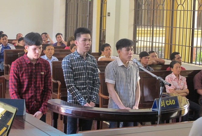 Chồng cầm dao cắt cổ vợ vì cãi nhau chuyện tiền nong Bị cáo Vũ Đức Trung tại phiên tòa.