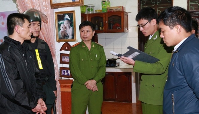 Trùm giang hồ Hà Tĩnh sa lưới, phát hiện vũ khí nóng tại nhà CQĐT đọc lệnh bắt trùm giang hồ Dũng “dược”.