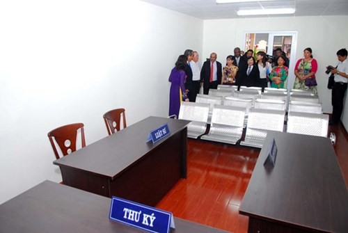 Tòa Gia đình và người chưa thành niên xét xử vụ đầu tiên Phòng xử Tòa Gia đình và người chưa thành niên có sự khác biệt so với các phòng xử án hiện hữu.