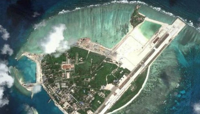 RADIO Thế giới 24H: Trung Quốc dọa rút khỏi UNCLOS 1982 Trung Quốc bồi đắp xây dựng trái phép các đảo nhân tạo thuộc quần đảo Trường Sa của Việt Nam. (Nguồn: Google Earth).