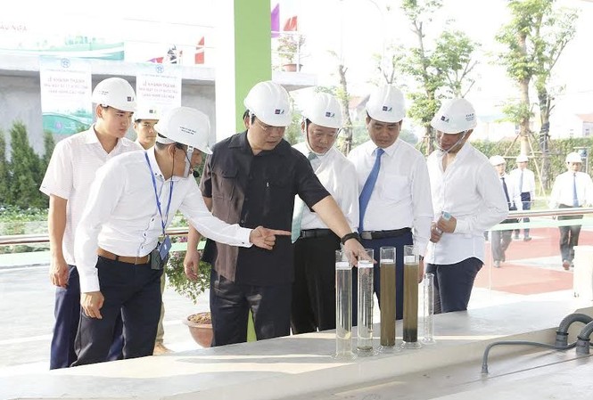 Bước đi mới trong xử lý ô nhiễm môi trường Bí thư Thành ủy Hà Nội Hoàng Trung Hải, Bộ trưởng TNMT Trần Hồng Hà, Chủ tịch UBND TP Hà Nội Nguyễn Đức Chung... kiểm tra quá trình xử lý nước thải.