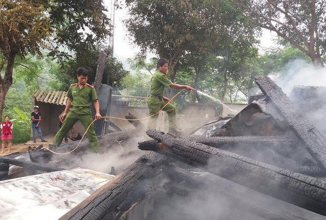 Nơi làm việc của UBND xã bị thiêu rụi vào sáng sớm Đám cháy đã thiêu rụi hoàn toàn ngôi nhà sàn là nơi làm việc của UBND xã Hữu Lập (huyện Kỳ Sơn).