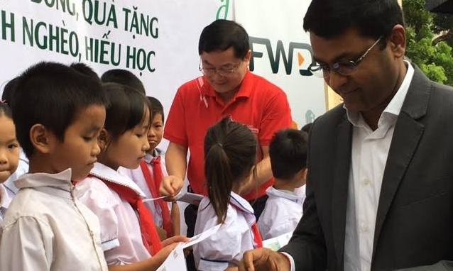 Nhiều học sinh nhận học bổng Nâng bước em tới trường Ông Anantha và ông Lê Xuân Sơn trao học bổng cho học sinh.