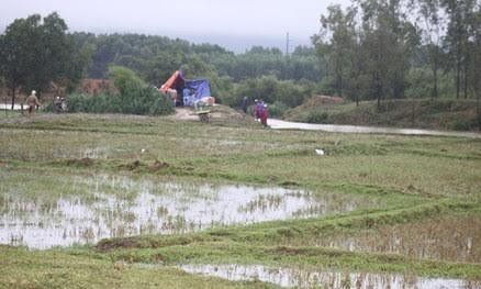 Bốn người chết và mất tích ở rốn lũ Hà Tĩnh Người dân dựng chòi để tiến hành khâm liệm cho cháu Nguyễn Văn Phong.