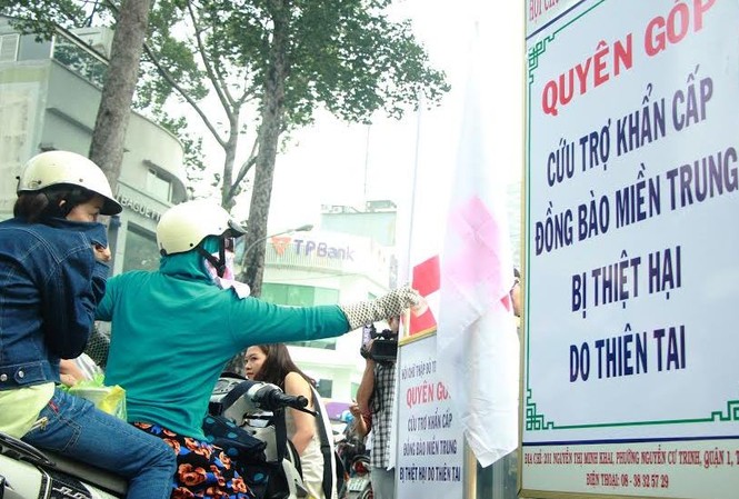 Nghĩa cử ấm áp của người dân TP. HCM với đồng bào vùng lũ Nghĩa cử ấm áp của người dân TP. HCM với đồng bào vùng lũ