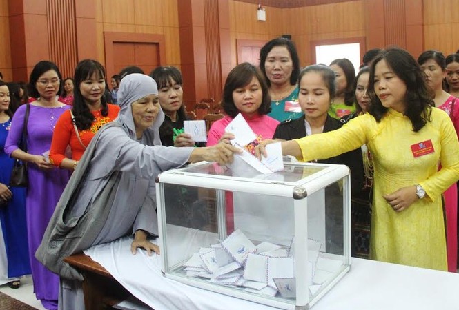 Tỉnh Quảng Nam kêu gọi ủng hộ đồng bào lũ lụt Hàng trăm cán bộ viên chức quyên góp ủng hộ đồng bào bị lũ lụt. Ảnh H. Văn.