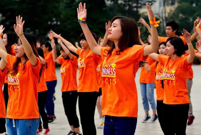 Hoa hậu Ngọc Hân, Mỹ Linh nhảy cùng 3000 bạn trẻ Nhóm Dự án Dance! For kindness Việt Nam kêu gọi sự tử tế.