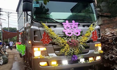 Vĩnh Phúc: Tài xế lái xe tải chở người đám hỏi có thể bị xử phạt? Một trong những xe tải tham gia chở người trong đám hỏi ở Yên Lạc.