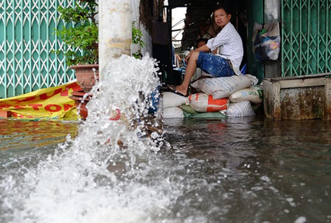 Không chấp nhận dự án 'treo' quyền lợi người dân Dự án Rạch Ông Búp chậm triển khai gây ngập khu dân cư đường Chiến Lược (quận Bình Tân).