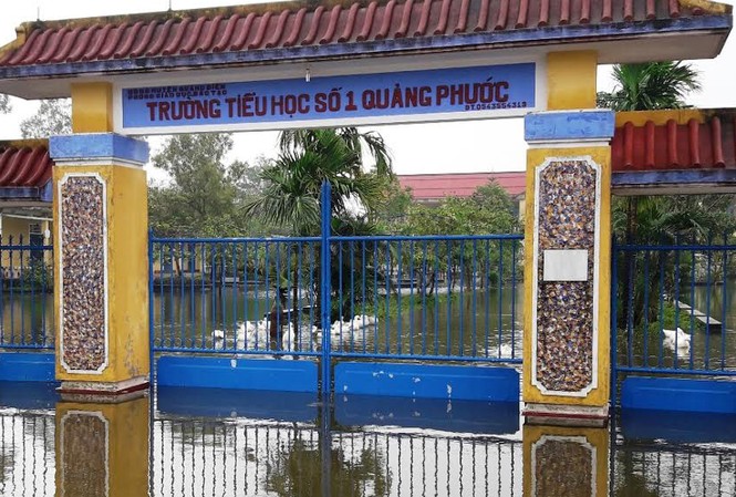Người chết, hàng nghìn nhà dân ngập do mưa lũ ở Huế Trường học bị ngập, nhiều trường học tại Huế cho học sinh nghỉ học từ hai hôm nay.