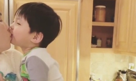 Hình ảnh Ngọc Trinh bế cháu nội của đại gia Hoàng Kiều gây “bão” trên mạng Cháu nội tỷ phú Hoàng Kiều hôn môi Ngọc Trinh.