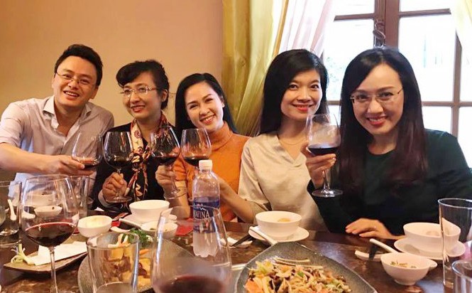 BTV Vân Anh hội ngộ BTV Hoài Anh, Diệp Anh sau khi rời VTV Lần đầu tiên BTV Vân Anh "lộ diện" sau gần 1 tháng nghỉ việc ở VTV. Ảnh: Facebook.