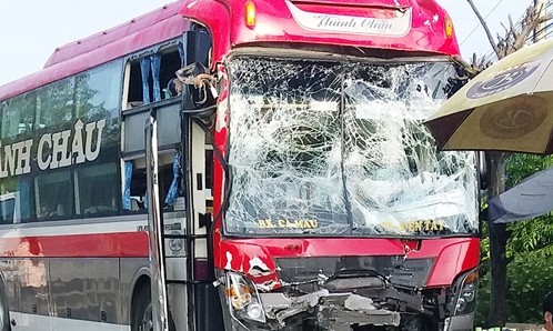Hàng chục người trên hai ôtô khách la hét sau cú tông Đầu ôtô giường nằm hư hỏng sau cú tông mạnh vào đuôi ôtô chạy trước. Ảnh: Phúc Hưng.