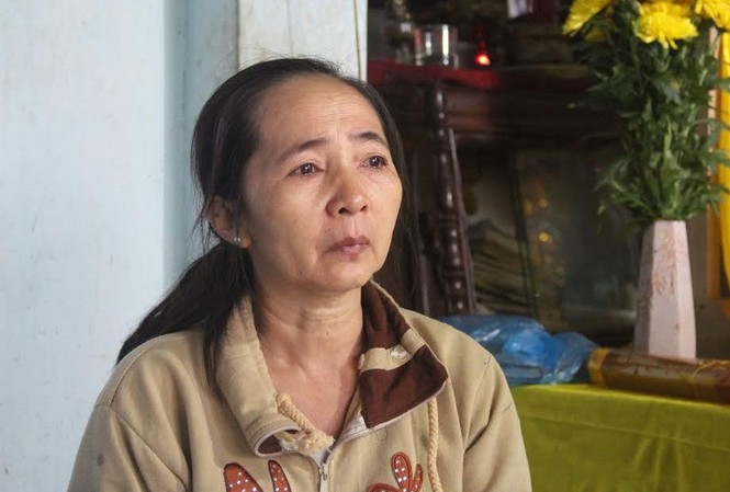 Ám ảnh ánh mắt thẫn thờ sau lũ Bà Đinh Thị Mong đau đớn trước cái chết của chồng trong lũ.