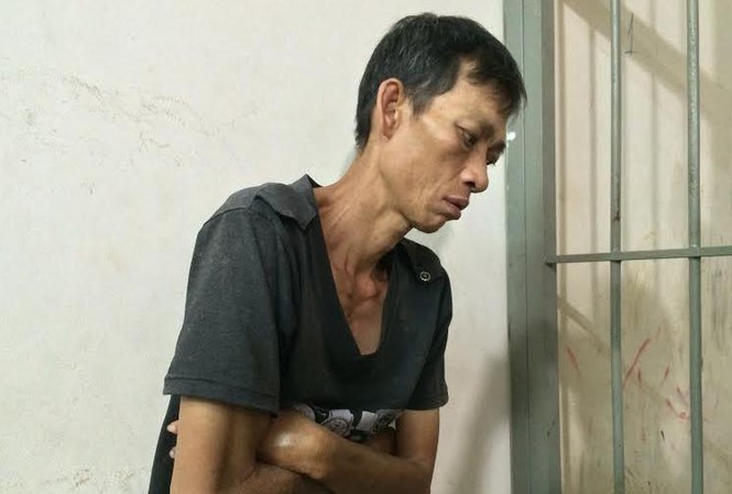 Dùng kim tiêm đe dọa “xin đểu” ở nhà chờ xe buýt Người đàn ông “xin điểu” bị công an bắt quả tang.