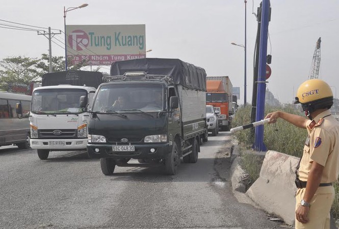 TPHCM: Tai nạn giao thông khiến 28 người thương vong Lực lượng CSGT điều tiết giao thông trên xa lộ Hà Nội. Ảnh Việt Văn.