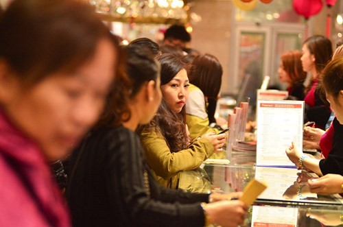 Doanh nghiệp vàng tăng mua sau ngày Thần tài Hàng chục người xếp hàng trước các điểm kinh doanh vàng tại thủ đô Hà Nội để mua vàng ngày 'vía' Thần tài (6/2). Ảnh: Thanh Hà