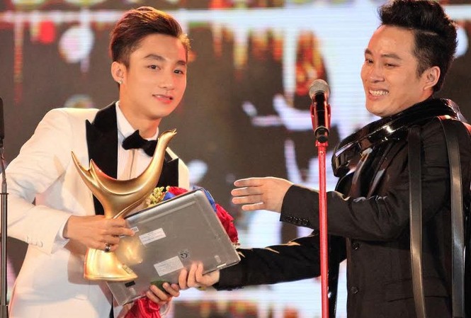 Đề cử giải Cống Hiến 2017: Không có tên Sơn Tùng Ca sỹ Sơn Tùng nhận giải “Ca sỹ của năm” do ca sỹ Tùng Dương trao tại giải Cống Hiến năm 1016.