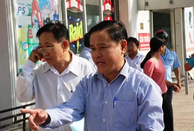Phó chủ tịch quận xuống đường xử lý tình trạng lấn chiếm vỉa hè Phó Chủ tịch UBND quận Bình Tân (TPHCM), ông Nguyễn Gia Thái Bình xuống đường đòi lại vỉa hè.