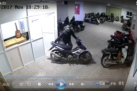 Video ghi lại hai thanh niên ngang nhiên trộm xe máy trong chung cư Ảnh cắt từ clip.
