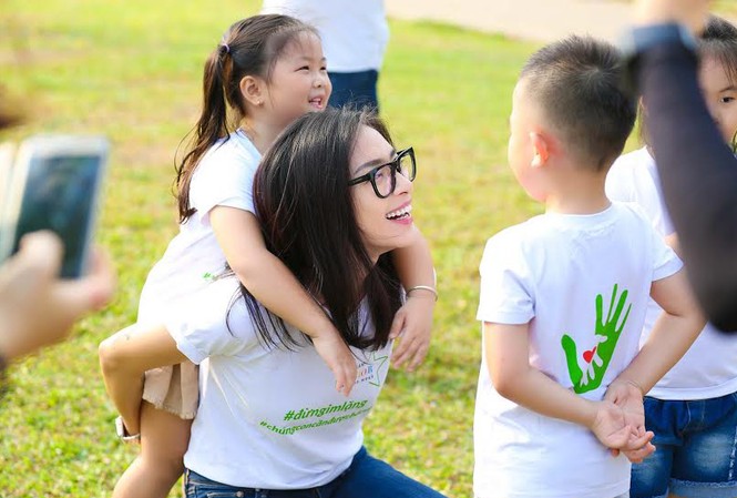 Xuân Lan, Ngô Thanh Vân mặc áo 'Đừng im lặng', phản đối lạm dụng trẻ em Xuân Lan, Ngô Thanh Vân mặc áo 'Đừng im lặng', phản đối lạm dụng trẻ em