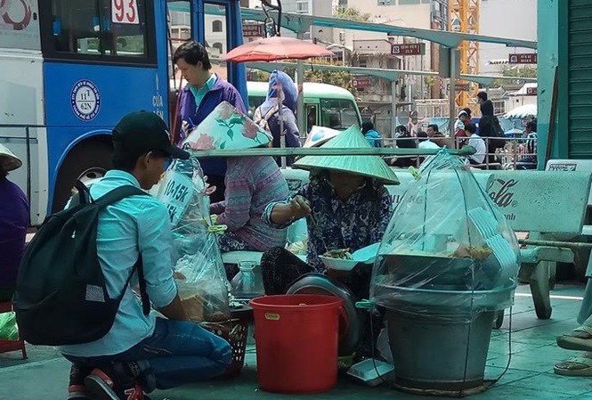 Quận 1 lập facebook ẩm thực cho hàng rong kinh doanh Những người bán hàng rong trong khu vực bến xe buýt Bến Thành.