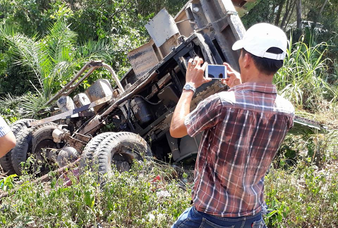 Tàu hỏa va chạm xe tải, tài xế và lái tàu nhập viện Xe tải bị biến dạng, nằm chổng vó sau cú tông mạnh - Ảnh CTV.