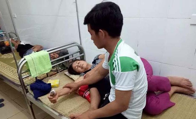 Người phụ nữ 58 tuổi bị cắn đứt ngón tay vì nắm rau mùng tơi Bà C đang được điều trị vết thương tại bệnh viện.